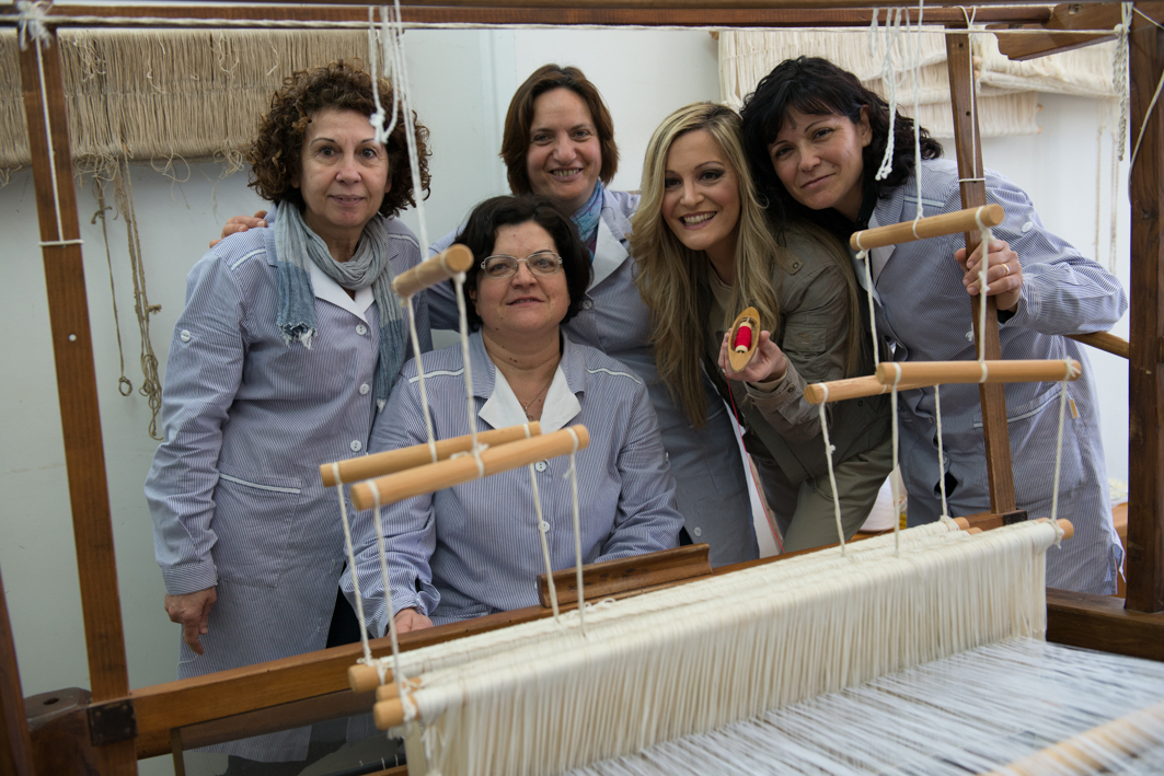 Sabrina Merolla con le tessitrici della Fondazione Le Costantine di Casamassella, frazione di Uggiano La Chiesa, Otranto (Salento, Puglia)
